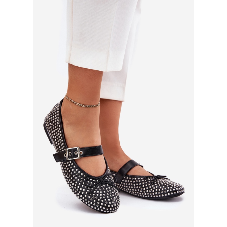 Dekorierte Ballerinas mit einem Bug und einem schwarzen Gürtel 1