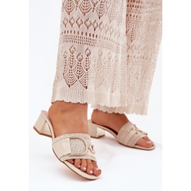 Hohe Heels von Frauen mit einem dekorativen Detail beige 2