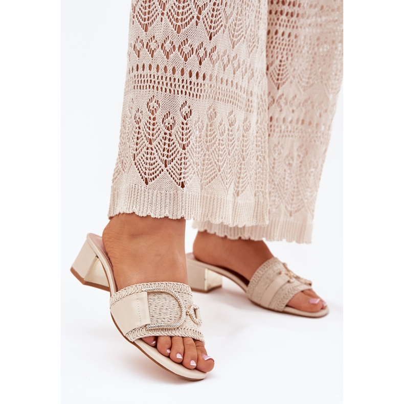 Hohe Heels von Frauen mit einem dekorativen Detail beige 2