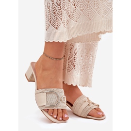 Hohe Heels von Frauen mit einem dekorativen Detail beige 1