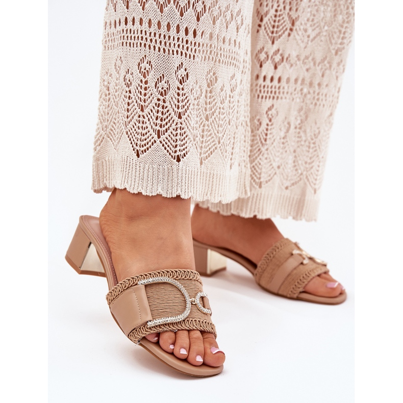 Damens -Absätze mit einem dekorativen dunklen beige Detail 2