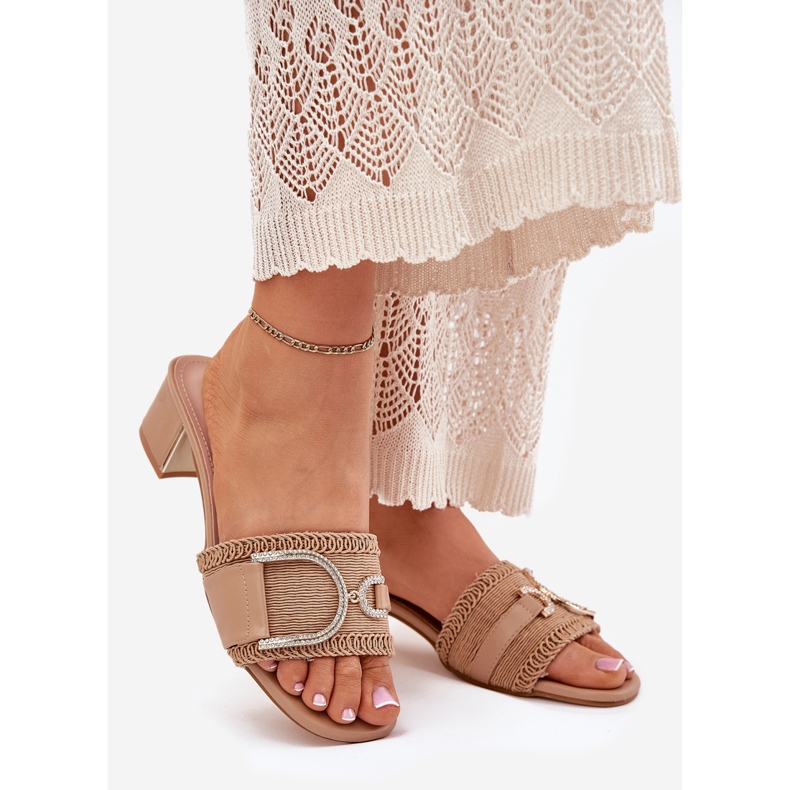 Damens -Absätze mit einem dekorativen dunklen beige Detail 1