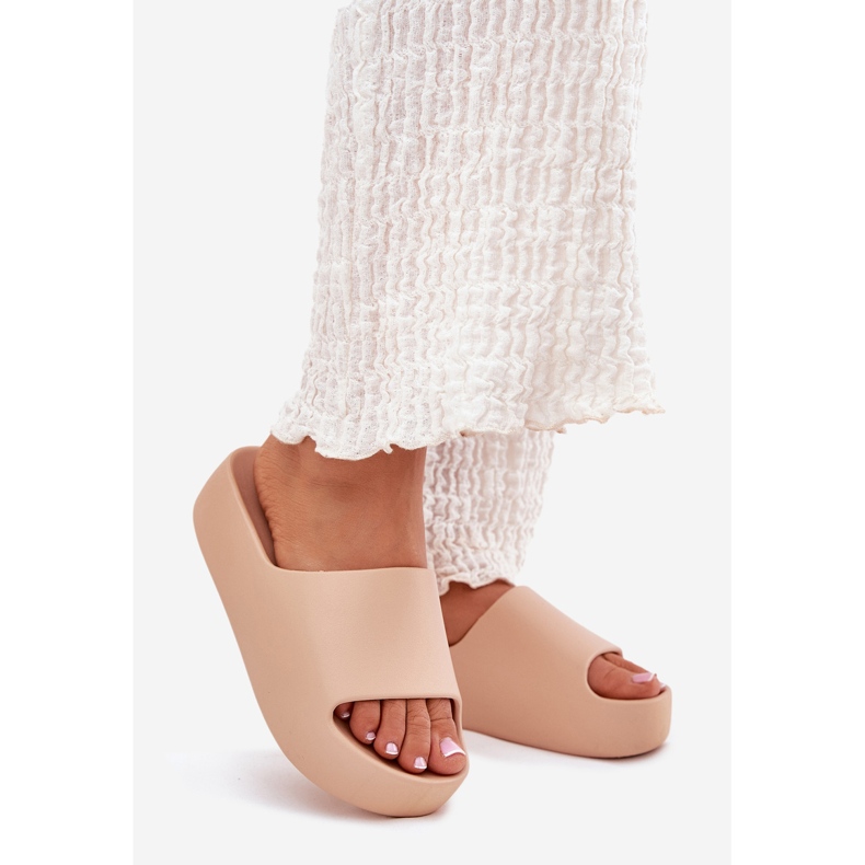 Damenschuhe auf einer dicken Khaki -Sohle beige 1