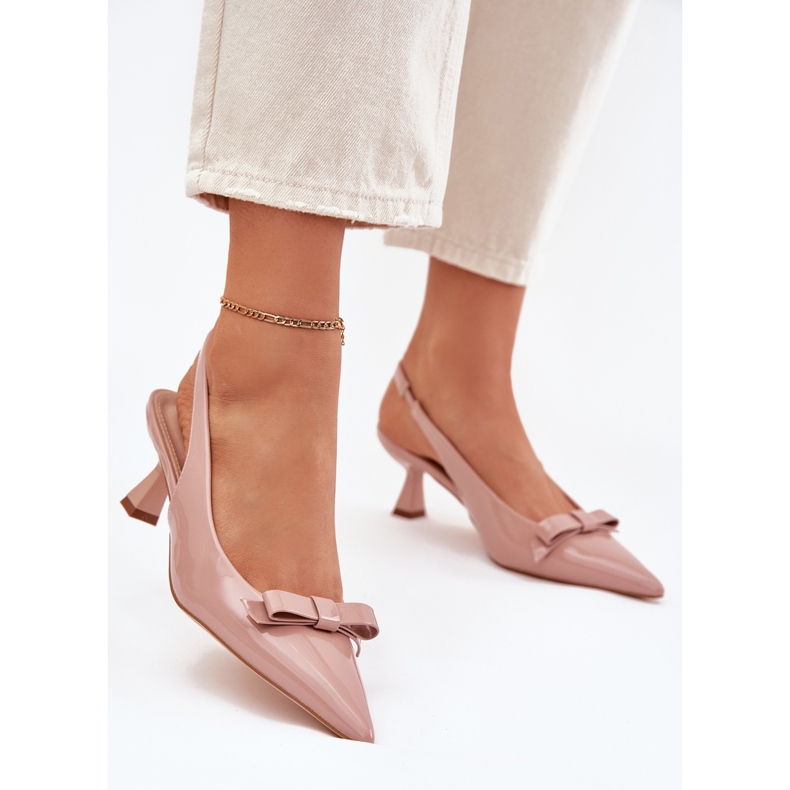 Lackierte Sandalen auf einem Stift mit einem nackten Bogen beige 2