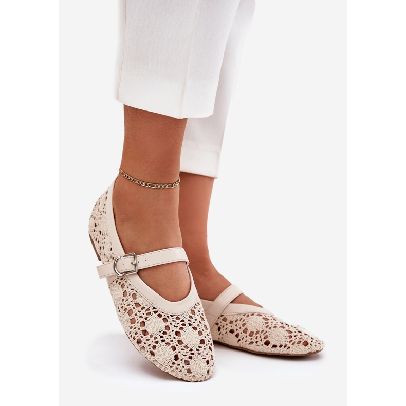Openwork Ballerinas mit beige Gürtel 1