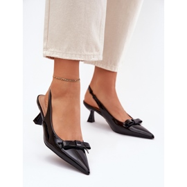 Bemalt Sandalen auf einer High Heel mit einem schwarzen Bug 2