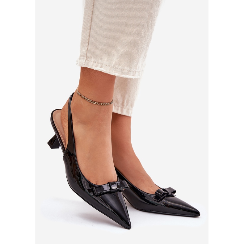 Bemalt Sandalen auf einer High Heel mit einem schwarzen Bug 1