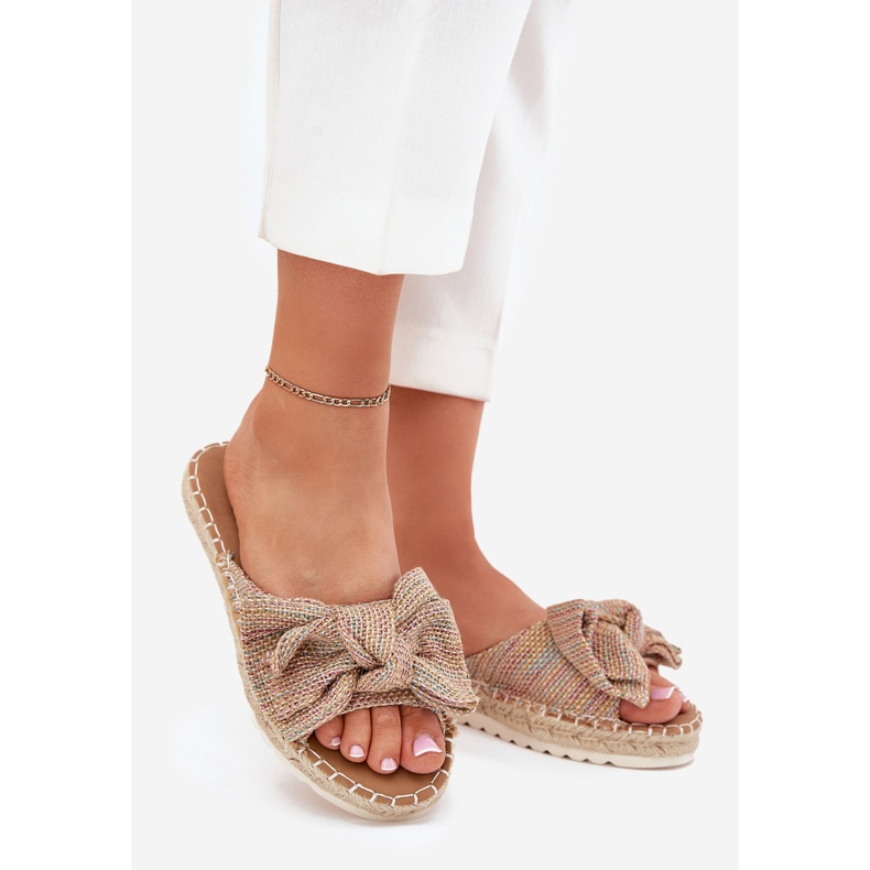 Damenflip Flops auf der Plattform mit Geflecht und einem mehrfarbigen Bogen 1