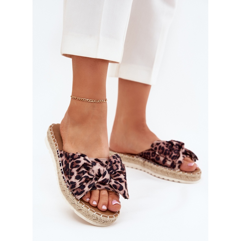 Die Flip -Flops für Frauen auf der Plattform mit Geflecht und Bogen -Bow braun 2