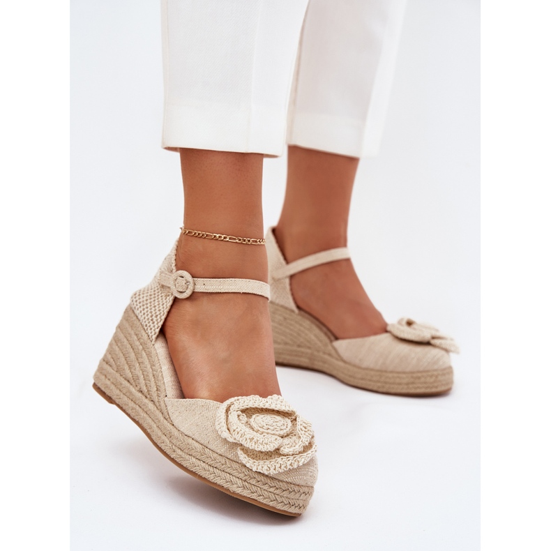 Frauenkeilsandalen mit Geflecht und Häkelblume Beige 2