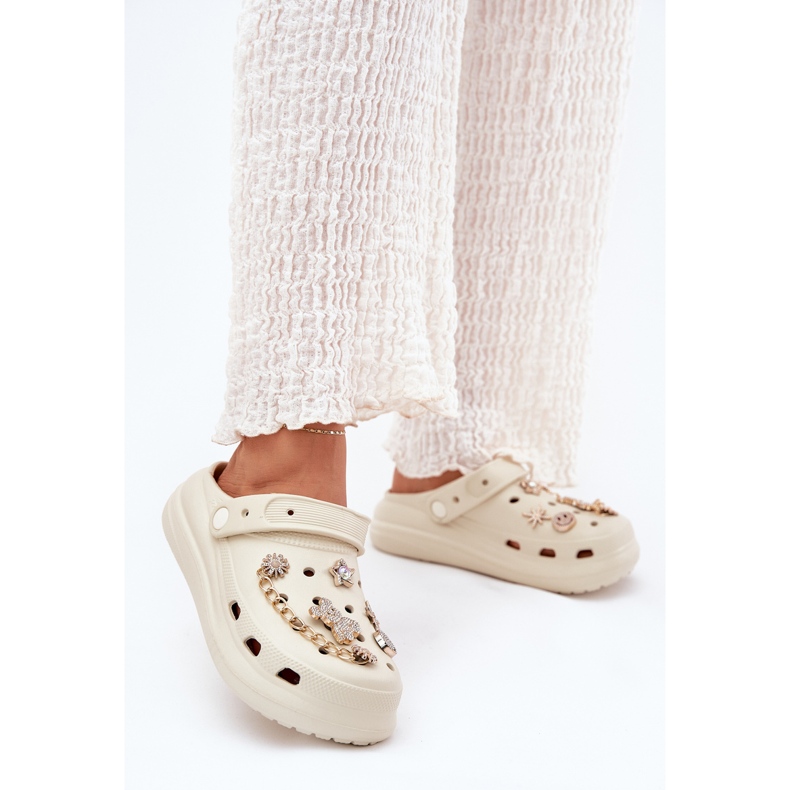Beige Foam Flip Flops mit Stiften 2