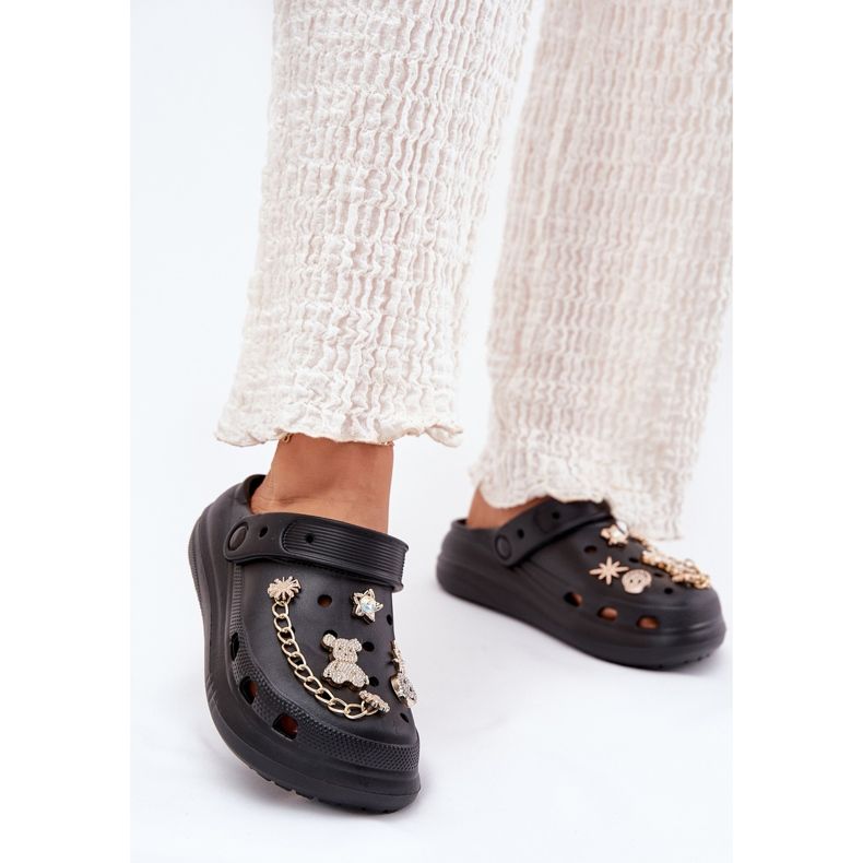 Frauenschaumschuhe mit schwarzen Stiften 2