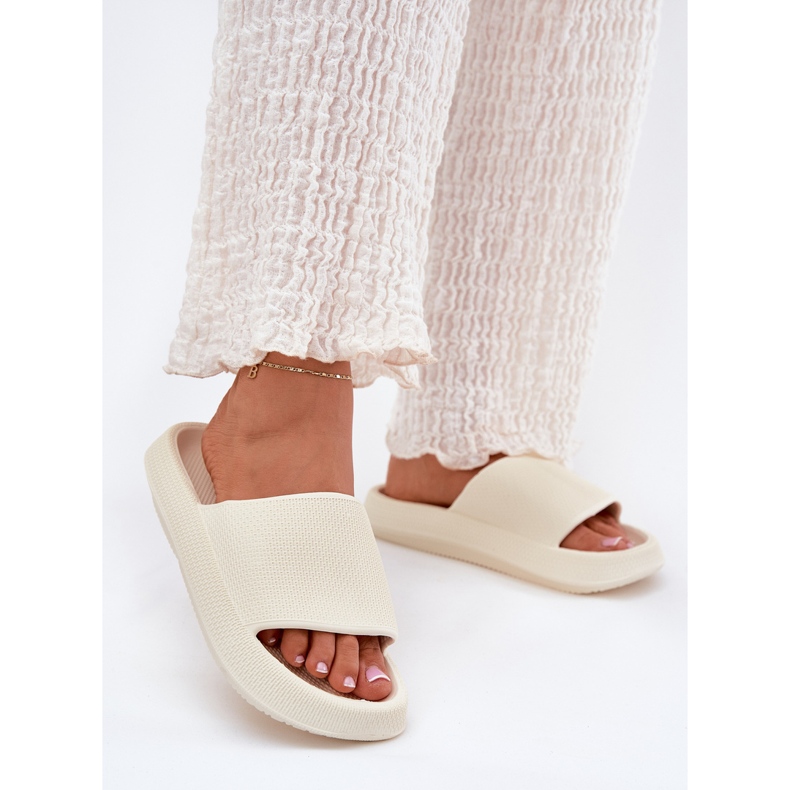 Leichter Schaumschuhe für Frauen auf einer dicken Ecru -Sohle weiß 2