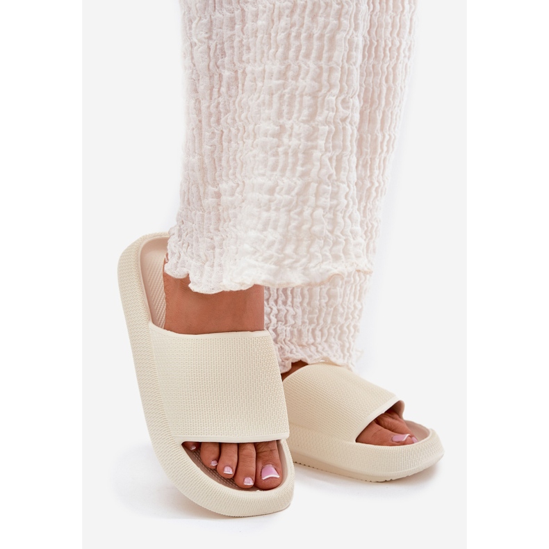 Leichter Schaumschuhe für Frauen auf einer dicken Ecru -Sohle weiß 1