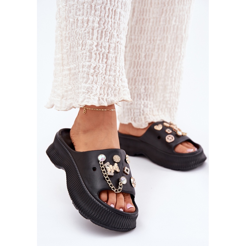 Frauenschaumflip Flops mit goldenen Stiften schwarze Stifte 2