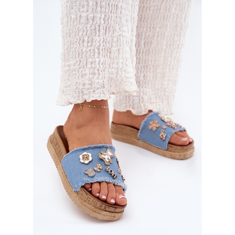 Frauenschuhe mit goldenen Stiften auf der blauen Plattform 2