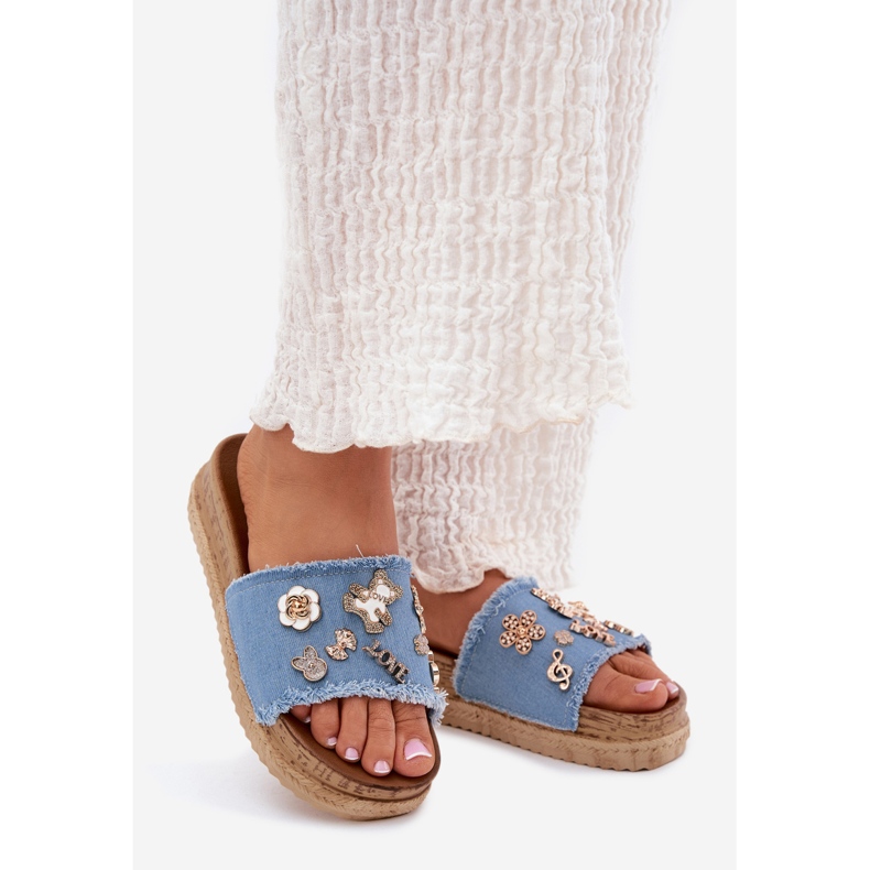 Frauenschuhe mit goldenen Stiften auf der blauen Plattform 1