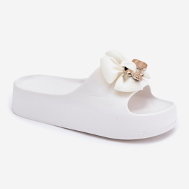 Damenschaumschuhe auf der Plattform mit einem Bug und einer weißen Brosche 4