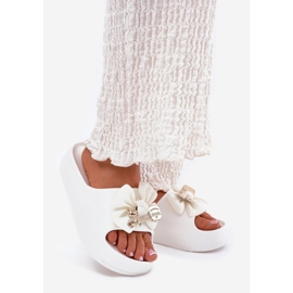 Damenschaumschuhe auf der Plattform mit einem Bug und einer weißen Brosche 1