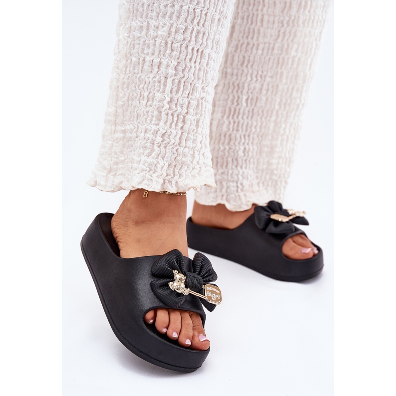 Damenschaumschuhe auf der Plattform mit einem Bug und einer schwarzen Brosche 2