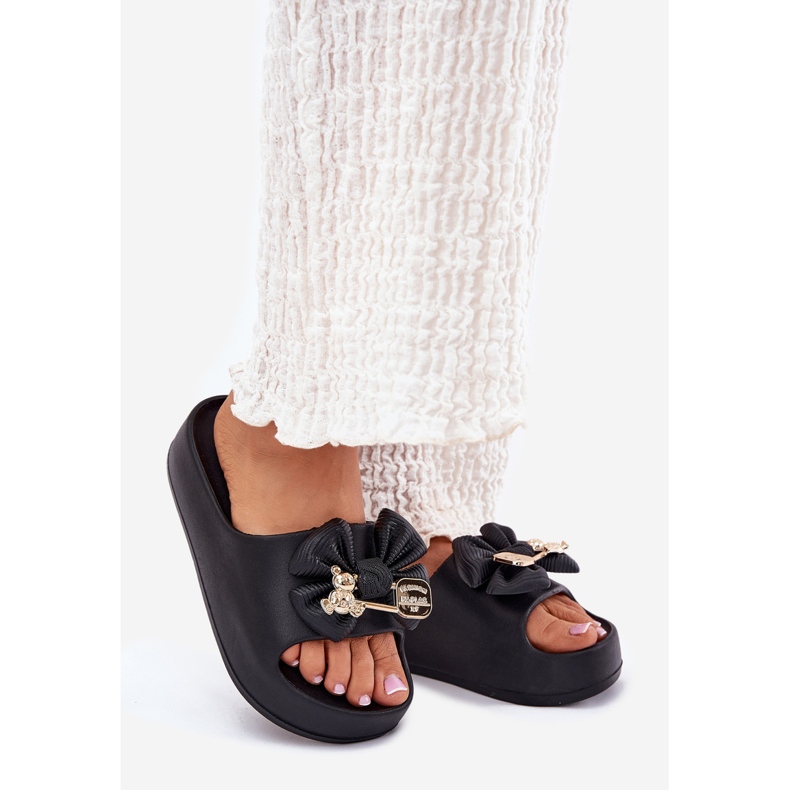 Damenschaumschuhe auf der Plattform mit einem Bug und einer schwarzen Brosche 1