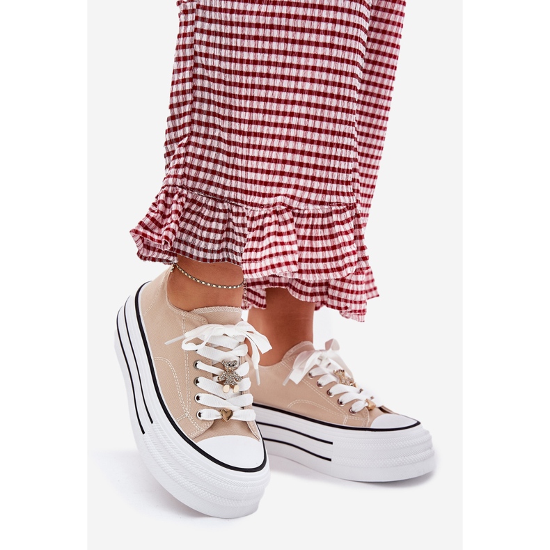 Frauen -Sneaker auf der Plattform mit goldenen Pins Beige 1