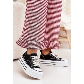 Frauen -Sneaker auf der Plattform mit goldenen Stiften schwarz 2