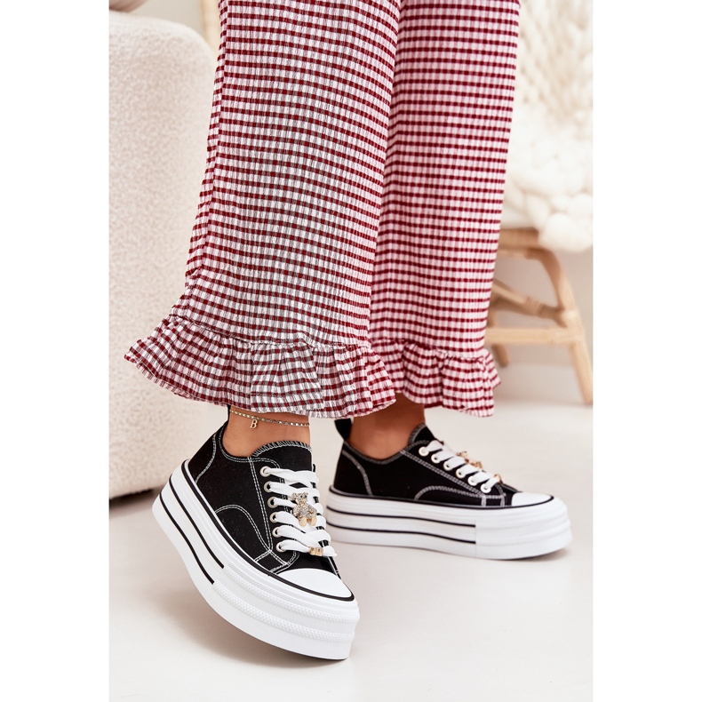 Frauen -Sneaker auf der Plattform mit goldenen Stiften schwarz 2