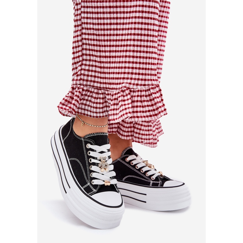 Frauen -Sneaker auf der Plattform mit goldenen Stiften schwarz 1