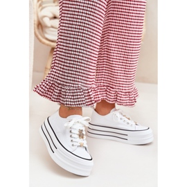 Frauen -Sneaker auf der Plattform mit goldenen Stiften weiß 2