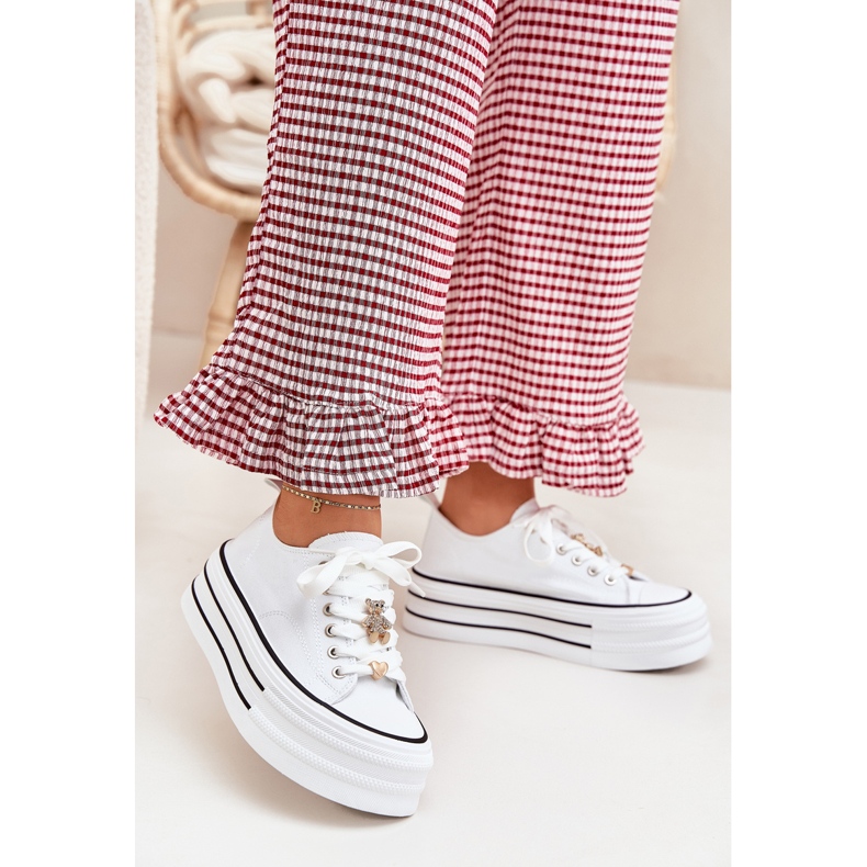 Frauen -Sneaker auf der Plattform mit goldenen Stiften weiß 2