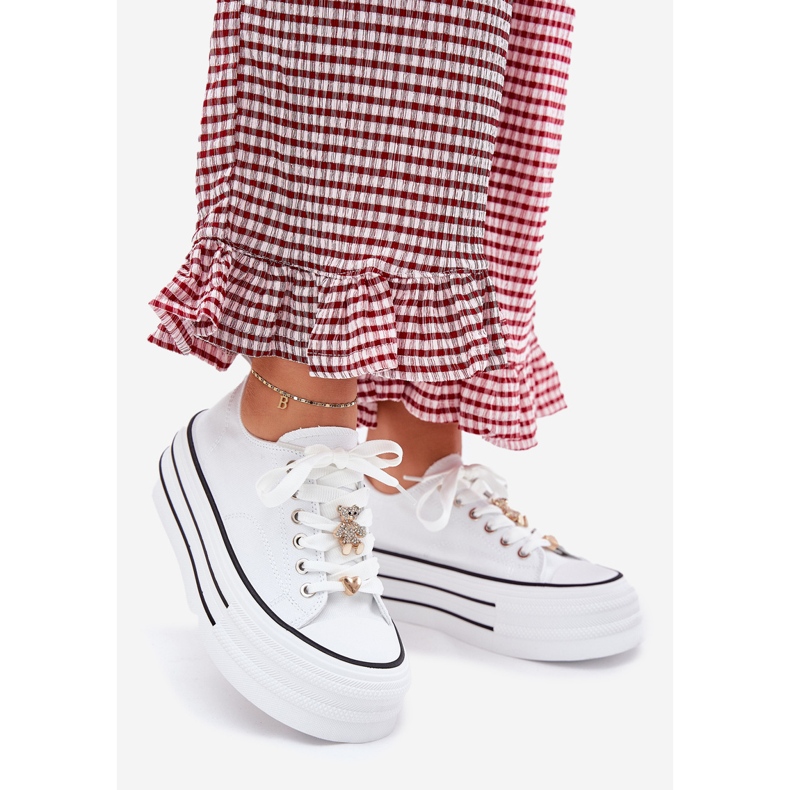 Frauen -Sneaker auf der Plattform mit goldenen Stiften weiß 1