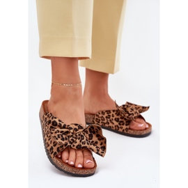 Frauenflip flops auf einer Korksohle mit einer Bogenschale braun 2