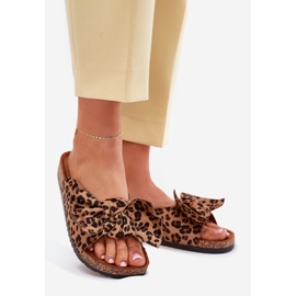 Frauenflip flops auf einer Korksohle mit einer Bogenschale braun 1