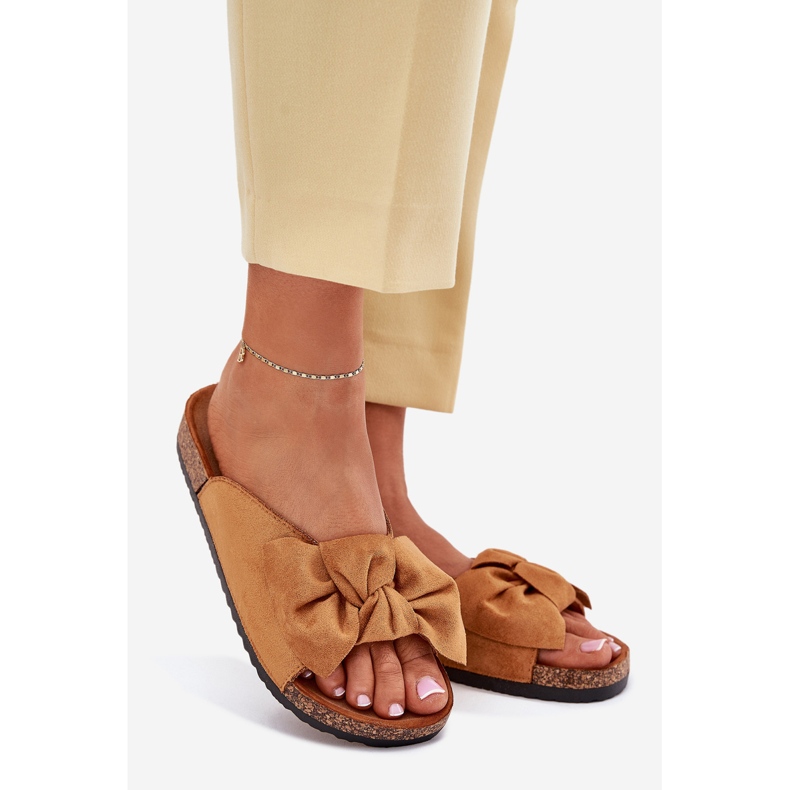 Damenschuhe auf einer Korksohle mit einem Kamelbogen braun 1