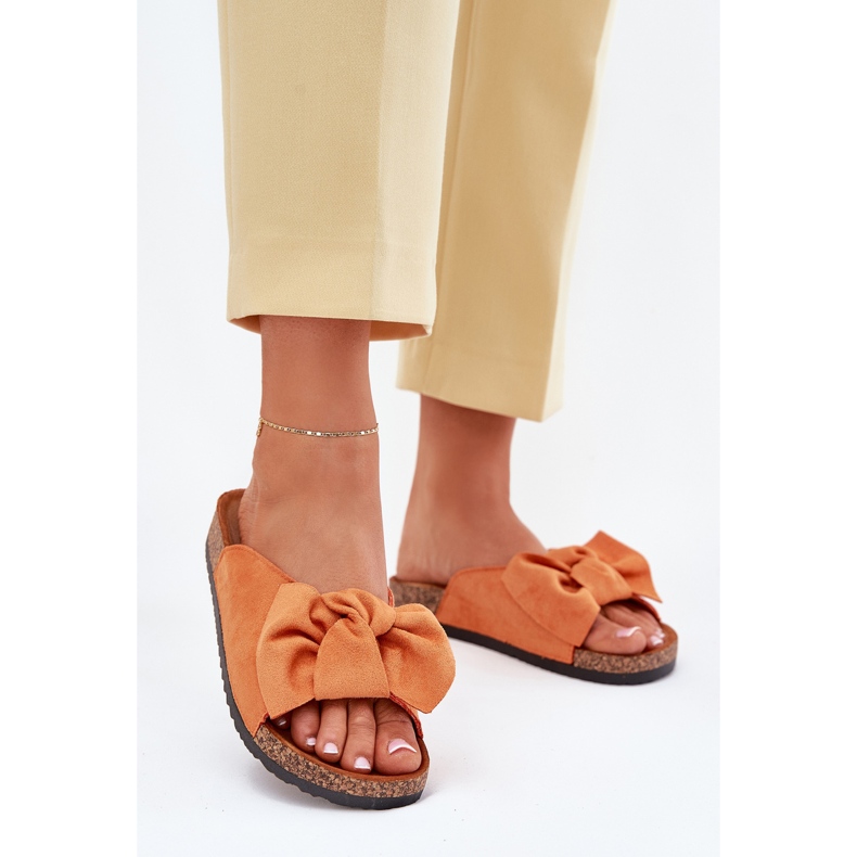 Damenflip Flops auf der Korksohle mit einem orangefarbenen Bogen 2