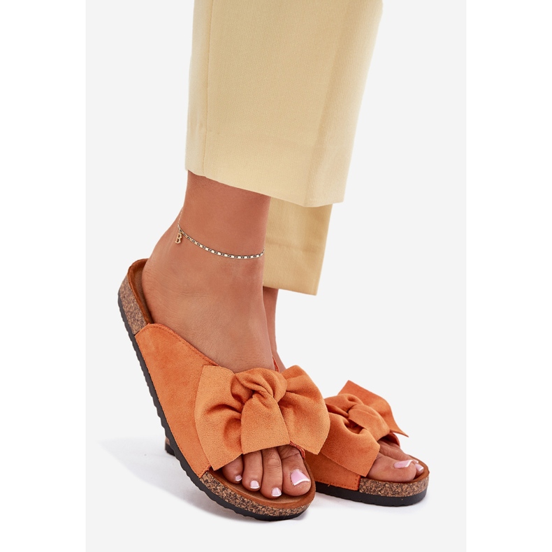 Damenflip Flops auf der Korksohle mit einem orangefarbenen Bogen 1