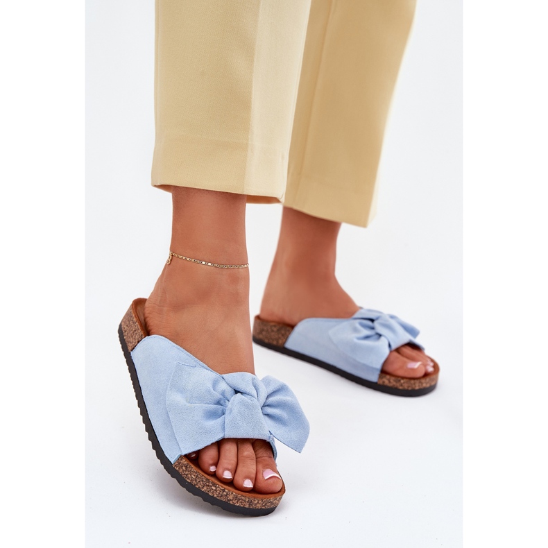 Damenflip Flops auf der Korksohle mit einem blauen Bogen 2