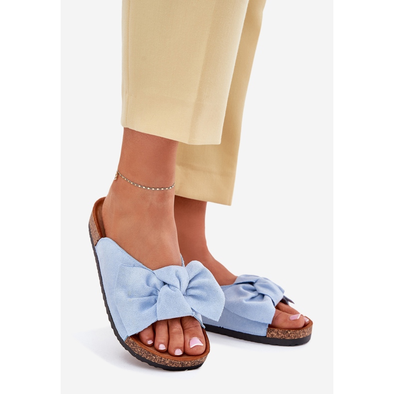 Damenflip Flops auf der Korksohle mit einem blauen Bogen 1