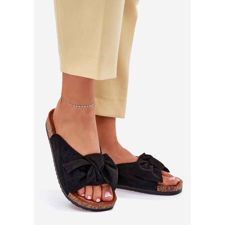 Damenschuhe auf einer Korksohle mit einem schwarzen Bogen 1