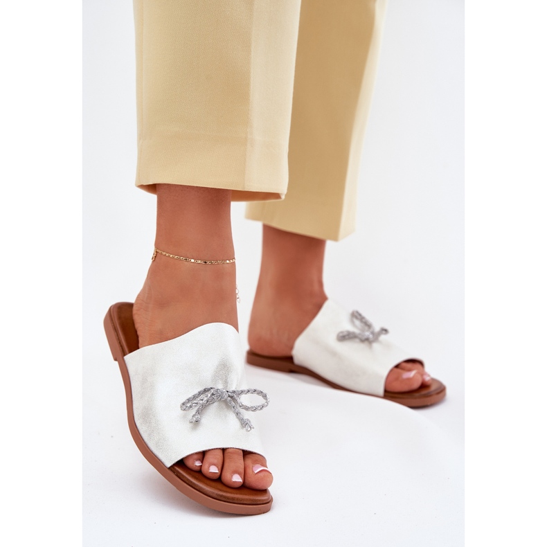 EVento Flach -geköpfte Frauenflip -Flops mit einer dekorativen Silberbindung silber- 2