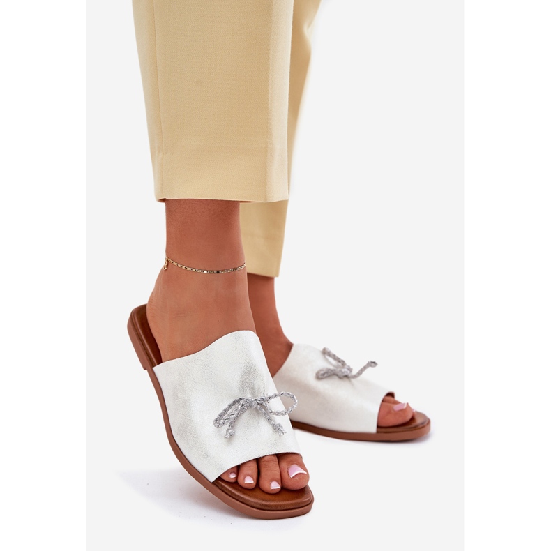 EVento Flach -geköpfte Frauenflip -Flops mit einer dekorativen Silberbindung silber- 1