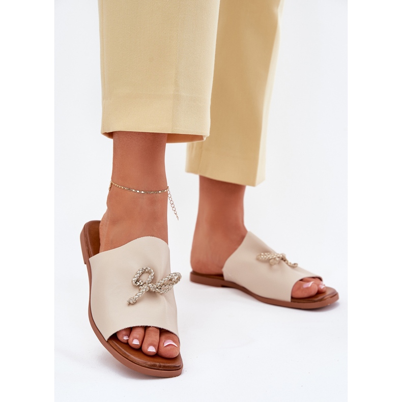 EVento Flach -gekräuselte Frauenflip -Flops mit dekorativen beige Bindung 2