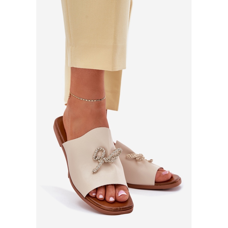 EVento Flach -gekräuselte Frauenflip -Flops mit dekorativen beige Bindung 1