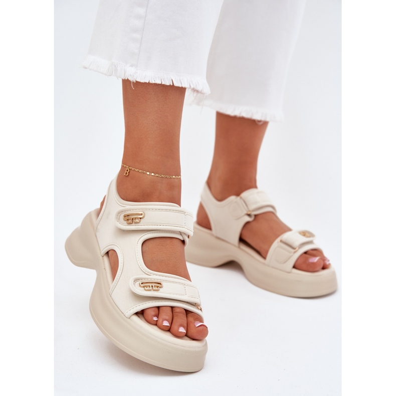 EVento Frauensandalen mit goldenen Details beige 2