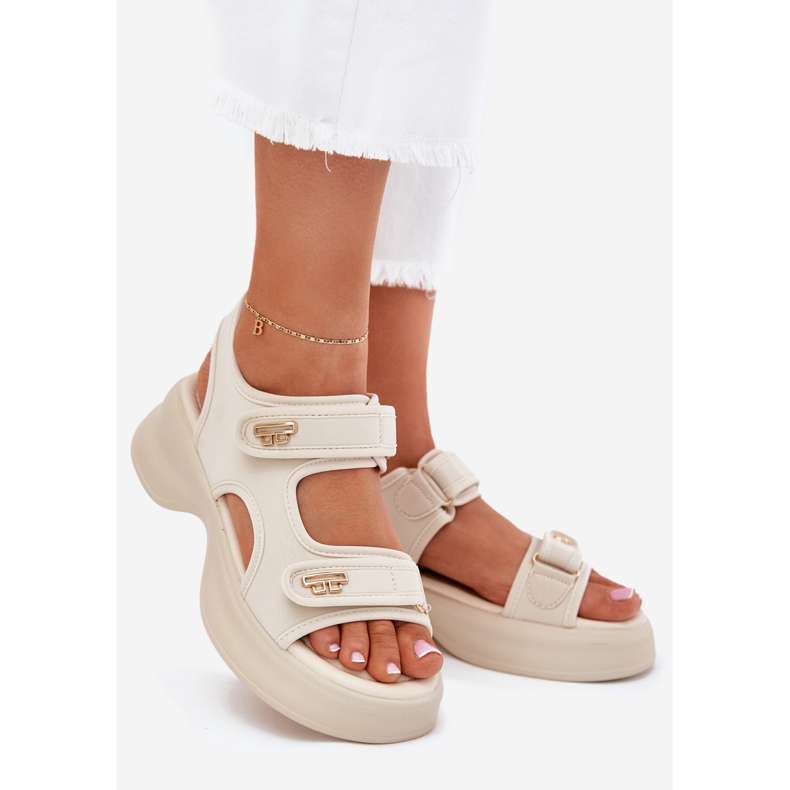 EVento Frauensandalen mit goldenen Details beige 1