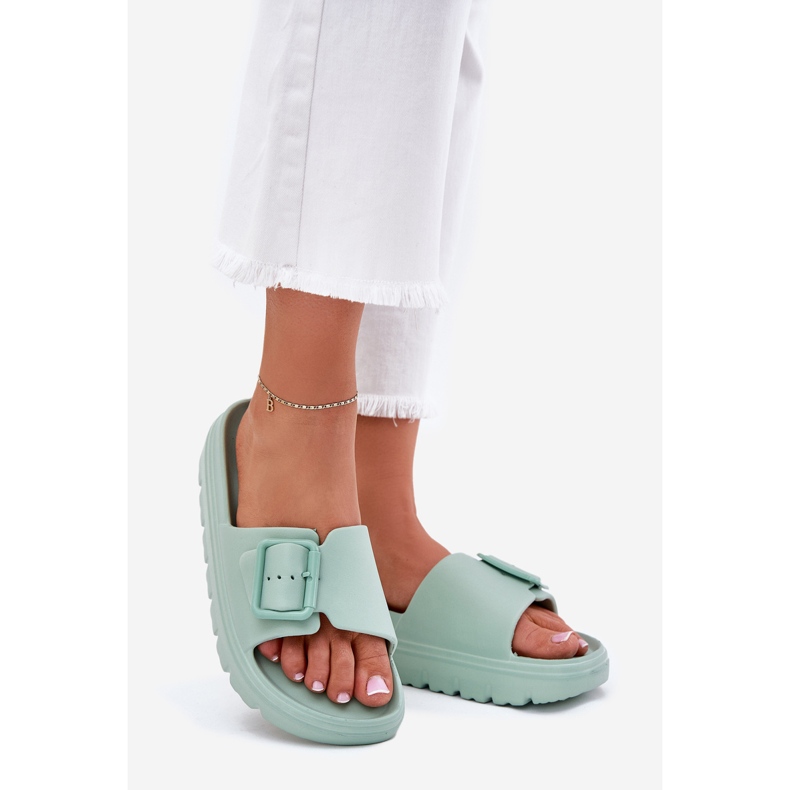 EVento Frauenschaumflip flops auf der Plattform mit einer grünen Schnalle 1