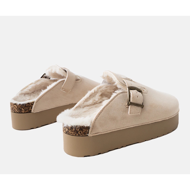Beige Flip -Flops mit Fell gebaut 1