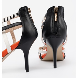 Shelvt Sandalen auf hohen und weißen Gurten mehrfarbig 1