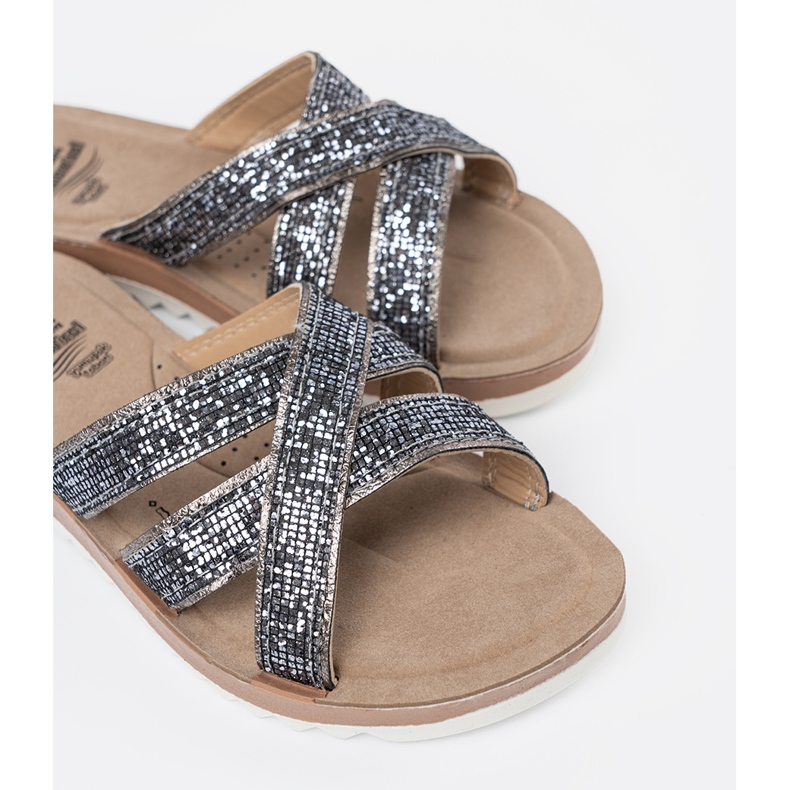 Metallic Damen Flip Flops auf einer flachen Sohle silber- 1